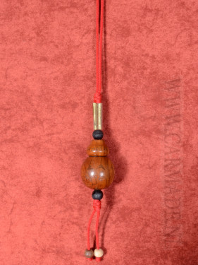 Thaise auto hanger met kalebas amulet met yantra inscripties