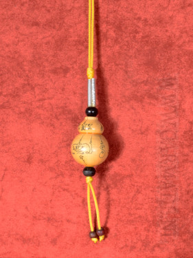 Thaise auto hanger met kalebas amulet met yantra inscripties