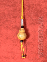 Thaise auto hanger met kalebas amulet met yantra inscripties